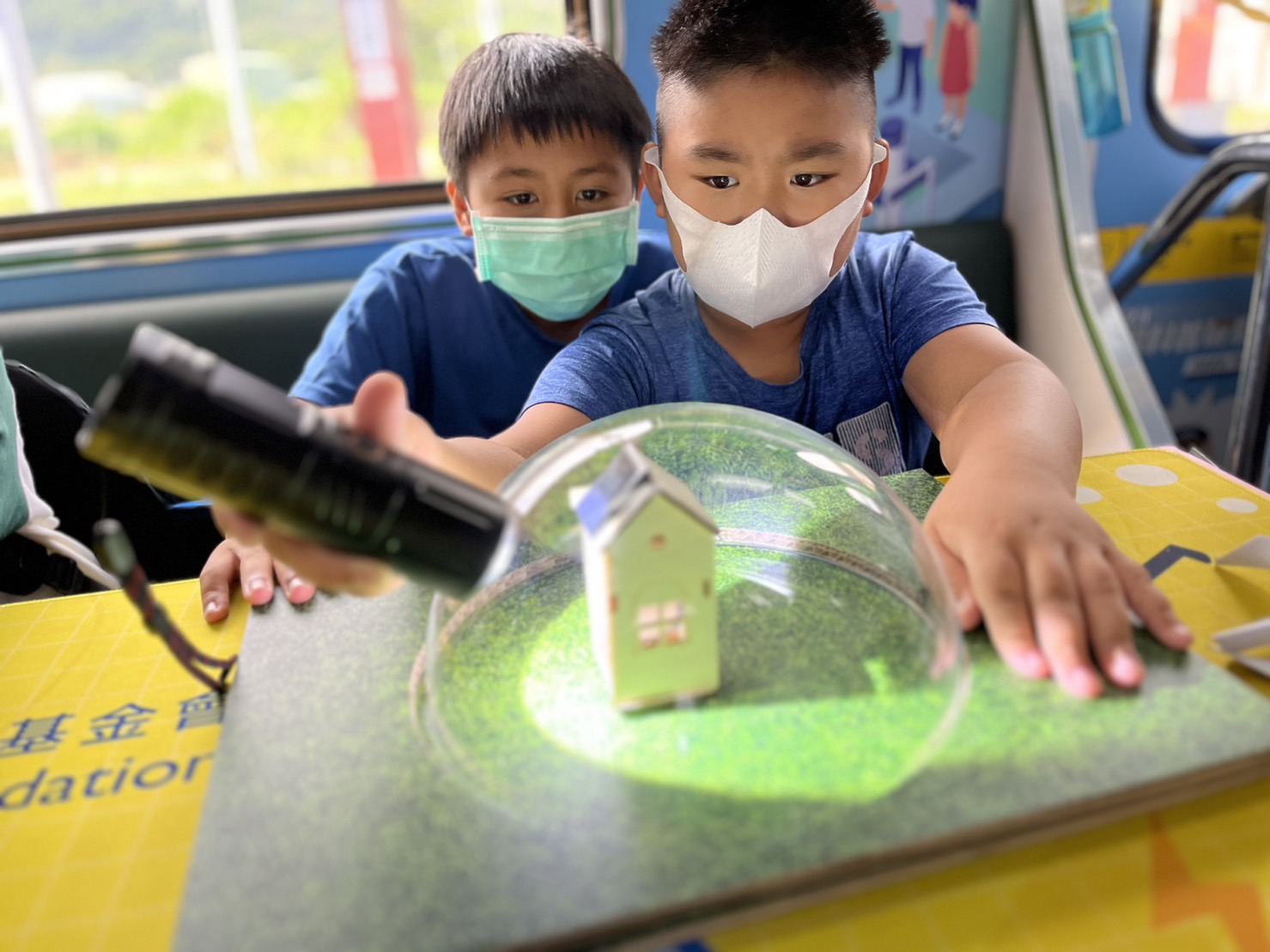 友達參與基礎科學主題車廂，以STEAM教學精神，設計「逐日科學家」、「太陽能工程師」以及「淨零建築師」三大能源科普課程和實驗