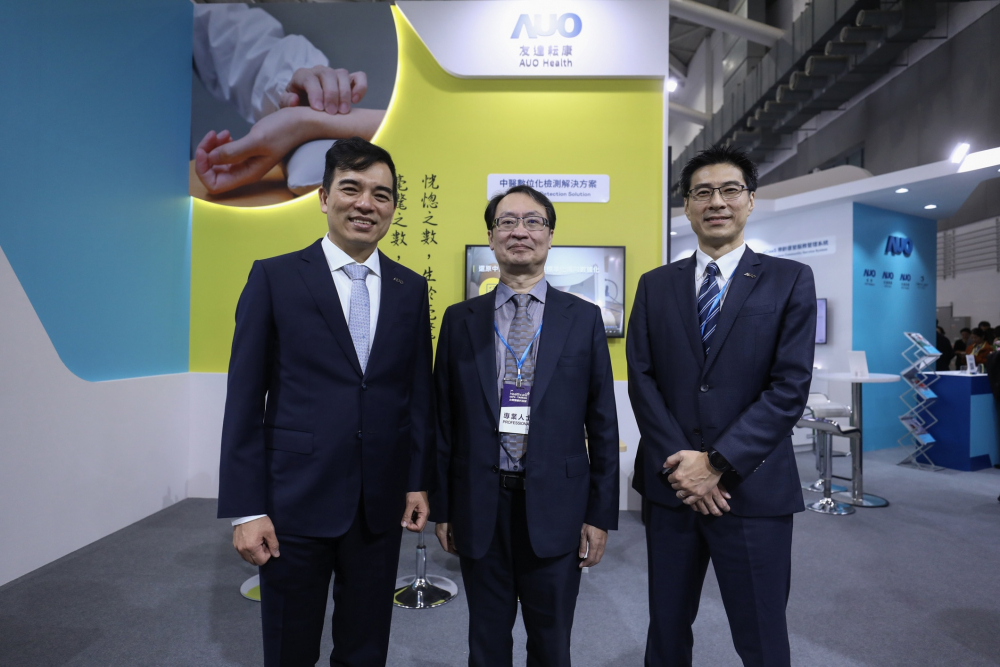 首次於醫療科技展亮相的友達耘康，捐贈數位化檢測設備與研究經費，協助衛福部國家中醫藥研究所打造中醫大數據資料庫。圖由左至右為友達光電執行長暨總經理柯富仁、衛福部國家中醫藥研究所所長蘇奕彰、友達光電智慧醫療事業群總經理廖世宏